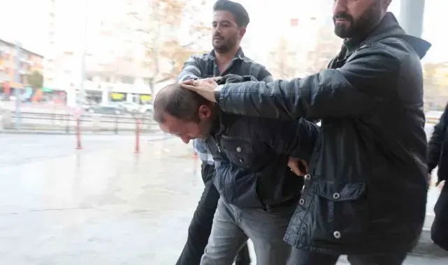 Öğretmenin durakta unuttuğu çantasındaki öğrencilerin kitap parasını çaldı, o anlar kameraya yansıdı