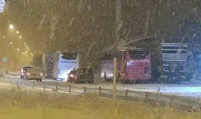 Erzurum'da ulaşıma kar engeli: Çok sayıda araç yolda kaldı