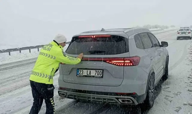 Bingöl'de yolda kalan sürücülerin imdadına polis ekipleri yetişti