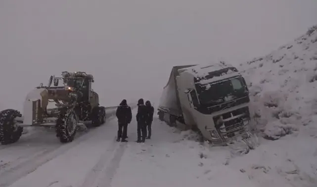 Van'da kar yağışı trafik kazalarına neden oldu, yol saatlerce ulaşıma kapandı