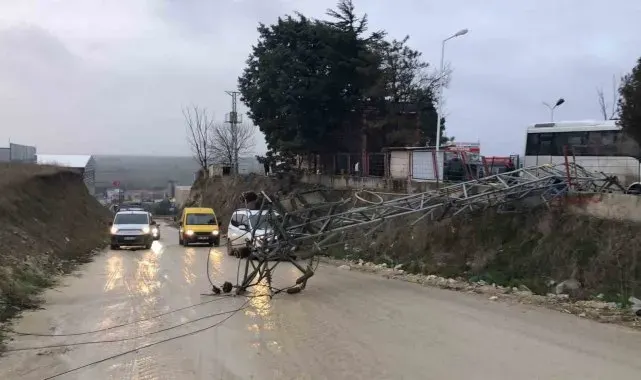 Elektrik direği devrildi, fabrikalara giden yol kapandı