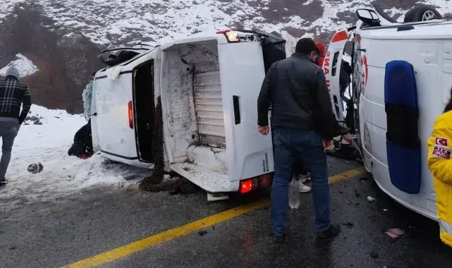 Malatya'da ambulans ile pikap çarpıştı: 1'i ağır 5 yaralı