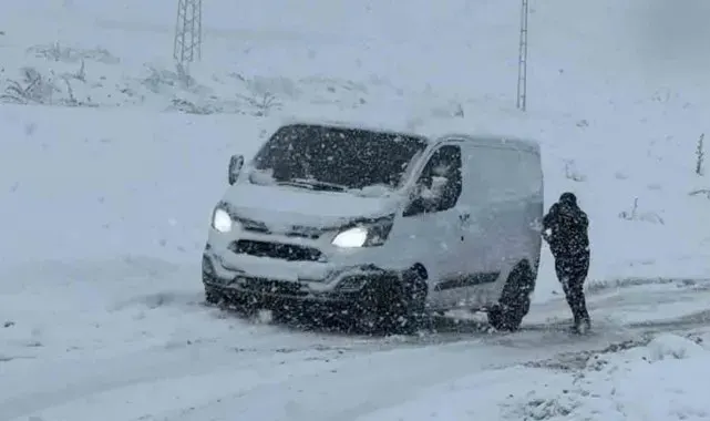 Yüksekova'da hayat durdu