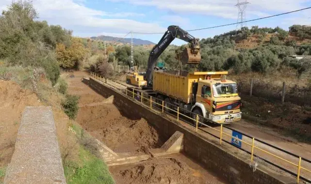 Nazilli Belediyesi çökeltme havuzlarında temizlik çalışması yaptı
