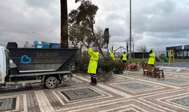 Bandırma ve Erdek'i fırtına vurdu: Çatılar uçtu, ağaçlar devrildi