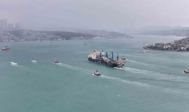 Derin denizlerde boru döşeme gemisi 'Castorone' İstanbul Boğazı'ndan geçti