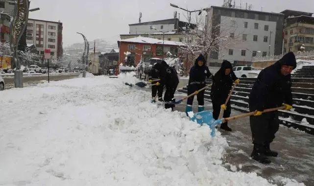Hakkari Belediyesinin kar timleri görev başında