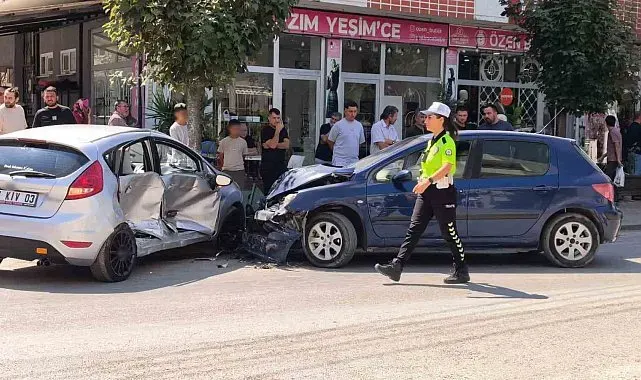 İnegöl'de iki otomobil kafa kafaya çarpıştı