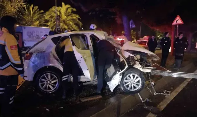 Kontrolden çıkan araç refüjdeki ağaca çarptı: 2 yaralı