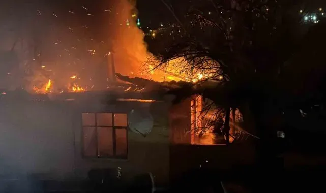 Kocaeli'de 5 kişinin yaşadığı ev küle döndü