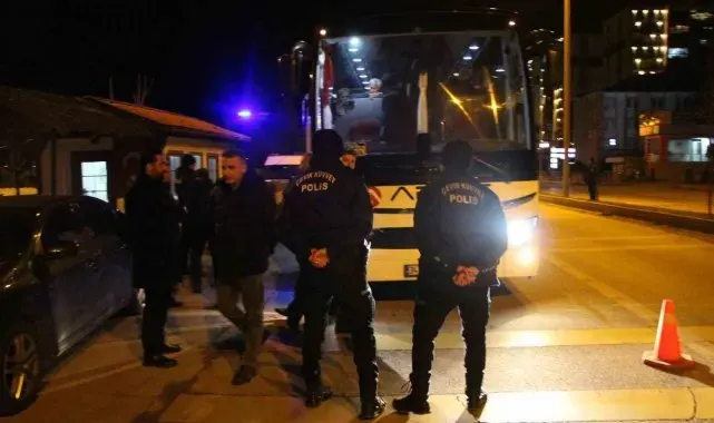 Otobüsün yatak kısmında yakalanan kaçak göçmenlerle ilgili 2 sürücü tutuklandı