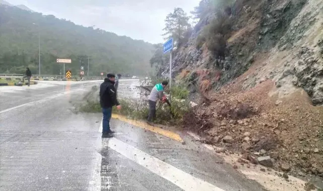 Kemer'de ufak çaplı toprak kayması meydana geldi