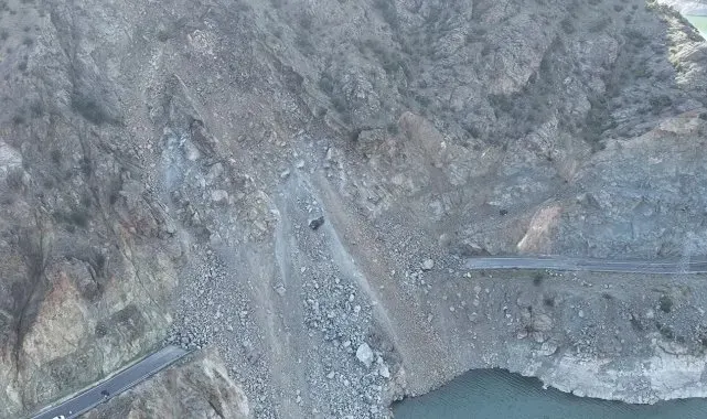 Heyelanın kapattığı yol trafiğe açılıyor