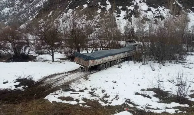 Tunceli'de şeker yüklü tır şarampole yuvarlandı