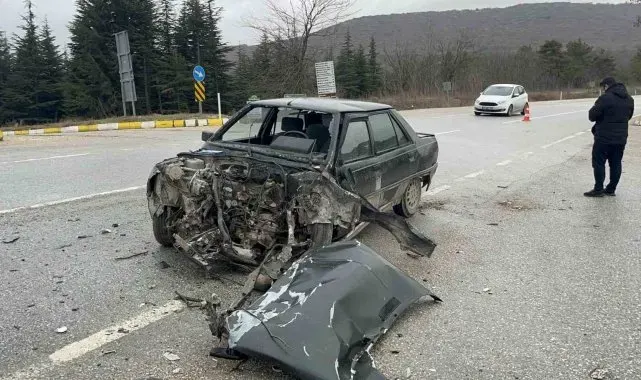 Kavşakta meydana gelen kazada 1 kişi yaralandı, iki araç kullanılmaz hale geldi