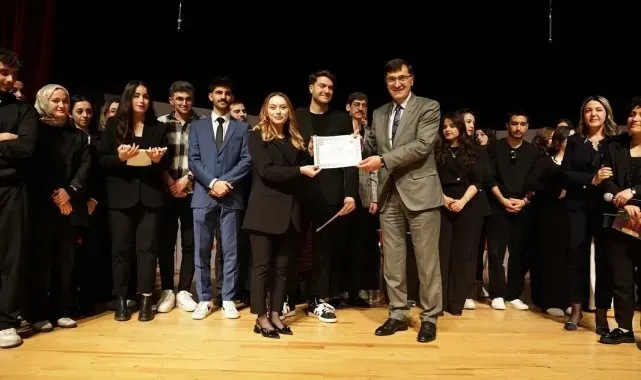 Kütahya'da "Kerem ile Aslı-Modern Masal" tiyatro oyunu ilgi gördü