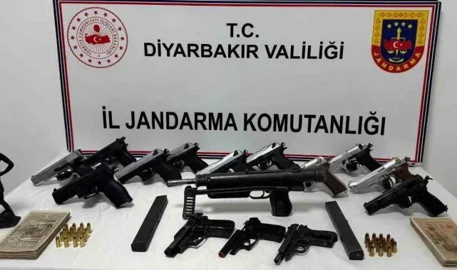 Av bayisinde kaçak silahlar ve tarihi eserler ele geçirildi