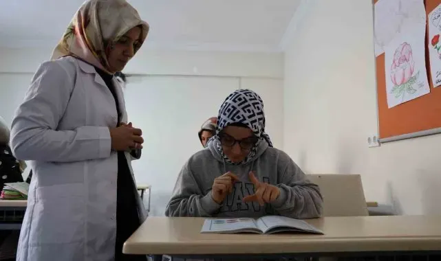 Parmaklarıyla Kur'an-ı Kerim öğreniyorlar
