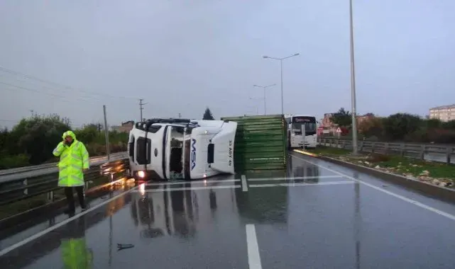 Mersin'de yağış nedeniyle kontrolden çıkan tır bariyere çarpıp devrildi