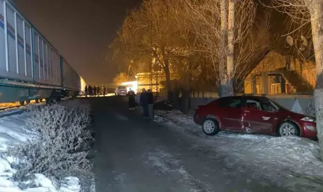 Trenin çarptığı otomobilin sürücüsü yara almadan kurtuldu