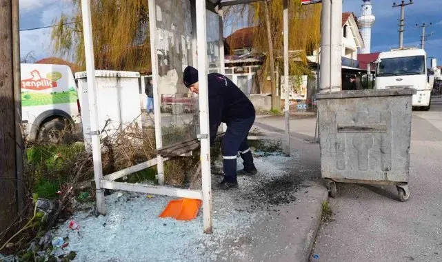 Otobüs duraklarına zarar verdiler