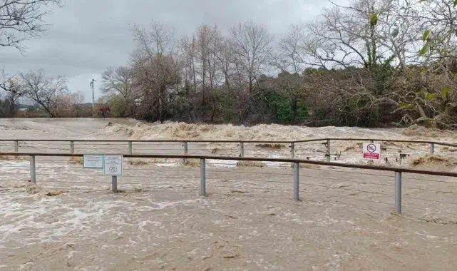 Sağanak, dolu ve fırtına Manavgat'ta hayatı adeta felç etti