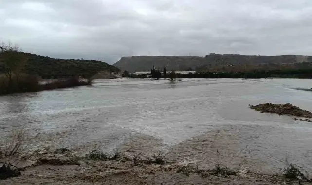 Manavgat'ta dağlardan gelen sel suları ulaşımı olumsuz etkiliyor