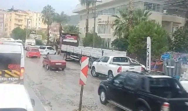 Milas'ta trafik kurallarına uymayan sürücüler kazaya davetiye çıkarıyor
