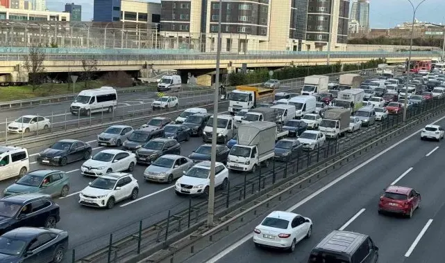 Sarıyer Seyrantepe'de TEM otoyolunda okul servisi devrildi. Olay yerine çok sayıda itfaiye, polis ve sağlık ekibi sevk edildi.