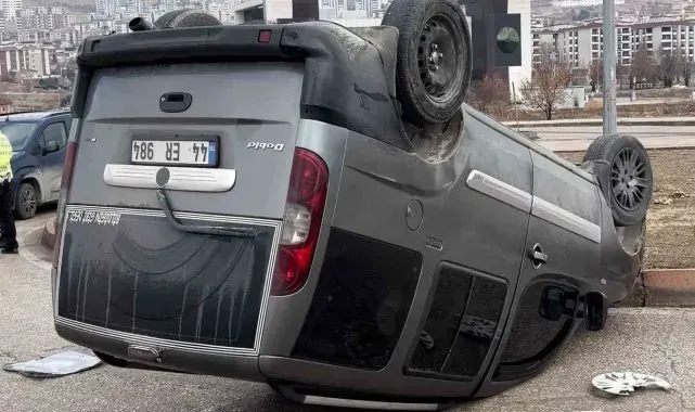 Elazığ'da otomobil ile hafif ticari araç çarpıştı, 1 kişi yaralandı