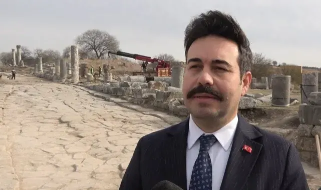 Kastabala Antik Kenti'nde depremde yıkılan sütunlar yeniden ayağa kaldırılıyor