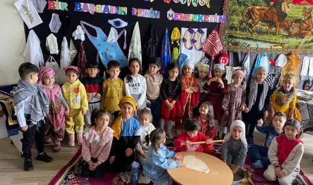 Minik öğrenciler Yerli Malı Haftasında çiğköfte yoğurup, ekmek yaptı