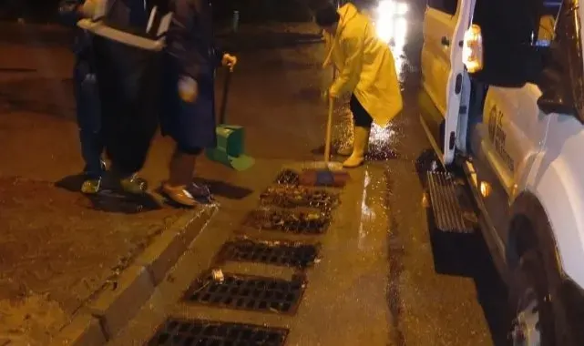 Didim'de belediye ekipleri, geceyi sokakta geçirdi