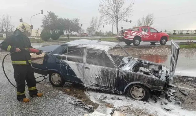 Park halindeki Tofaş, şiddetli yağmura rağmen yanarak kullanılamaz hale geldi