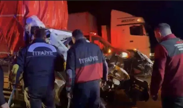 Pikap tırın dorsesine çarptı: 2 yaralı