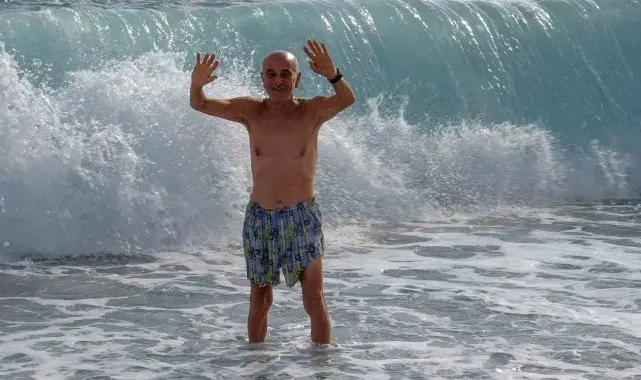 Antalya'da 'turuncu kod' uyarısına rağmen güneşli hava ve denizin keyfini çıkardılar