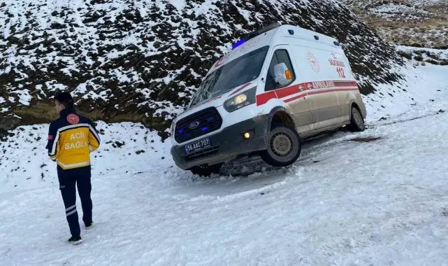 Siirt'te karda mahsur kalan ambulans, İl Özel İdaresi ekiplerince kurtarıldı