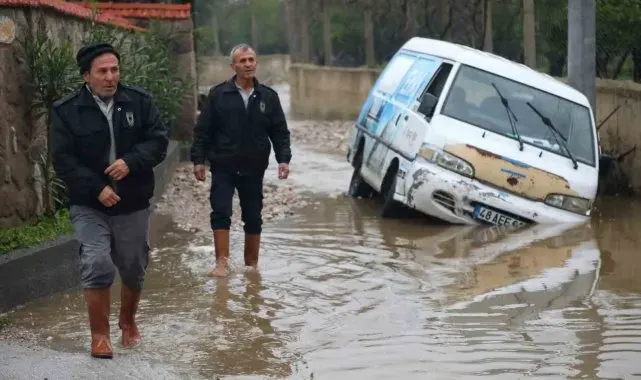 Dere yatağında mahsur kalan iki araç belediye ekipleri tarafından kurtarıldı
