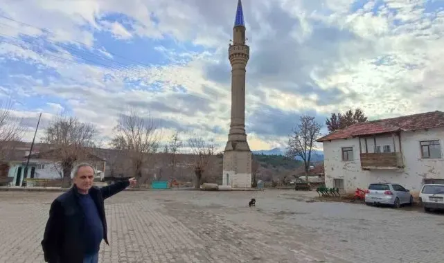 Çürük olduğu için yıkılan caminin yerine 3 yıldır yenisi yapılamadı