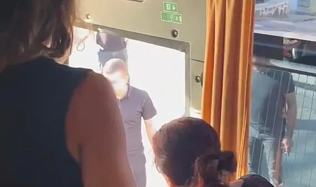 Sağlık personelini taşıyan otobüsün önünü kesip camlarını yumrukladılar