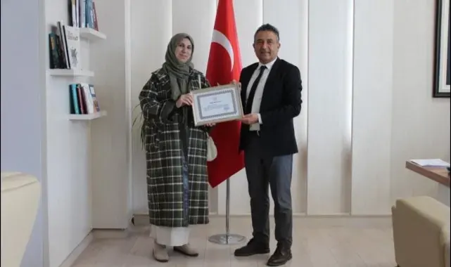 Bayburt'ta emekliye ayrılan öğretmenlere ve personellere hizmet şeref belgesi verildi