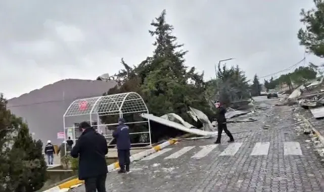 Balıkesir Valisi İsmail Ustaoğlu, Karesi'de patlayıcı üretilen fabrikada meydana gelen patlama sonucu 12 kişinin hayatını kaybettiğini, 3 kişinin yaralandığını ifade etti.