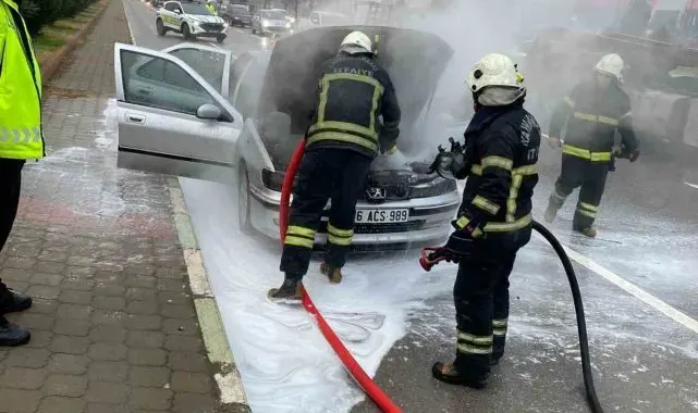 Kahramanmaraş'ta otomobil yangınını itfaiye söndürdü