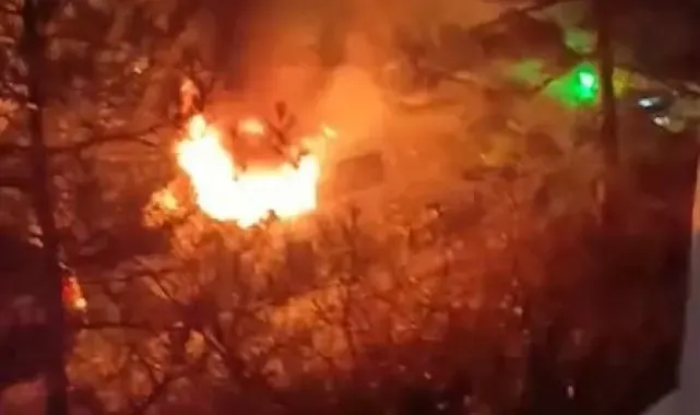 Küçükçekmece'de park halindeki araç alev alev yandı
