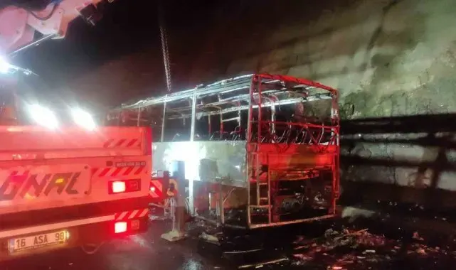 Turist kafilesini taşıyan otobüs alev topuna döndü, facia ucuz atlatıldı