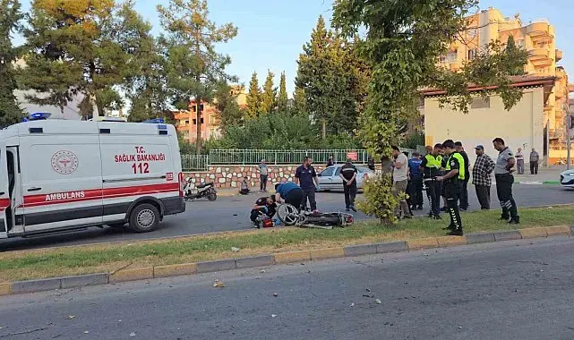 Refüjdeki ağaca çarparak devrilen motosikletin sürücüsü hayatını kaybetti