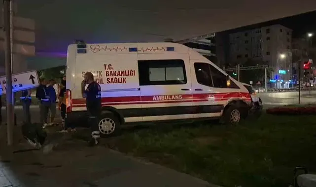 Ambulans ile otomobil çarpıştı: 6 yaralı
