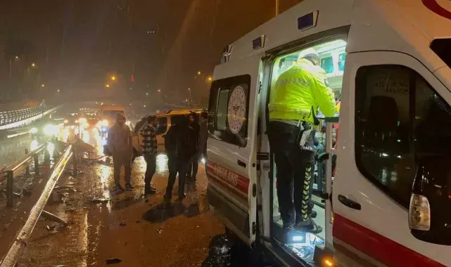 Antakya'da refüje çarpan aracın sürücüsü yaralandı