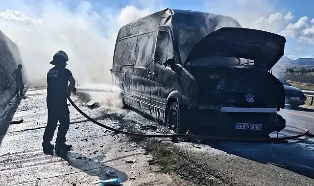 Amasya'da hırdavat malzemesi yüklü kamyonette yangın çıktı