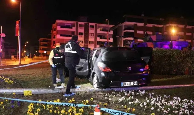 Kavşağa süratli giren otomobil anıt duvarına çarptı: 1 ölü, 1 ağır yaralı